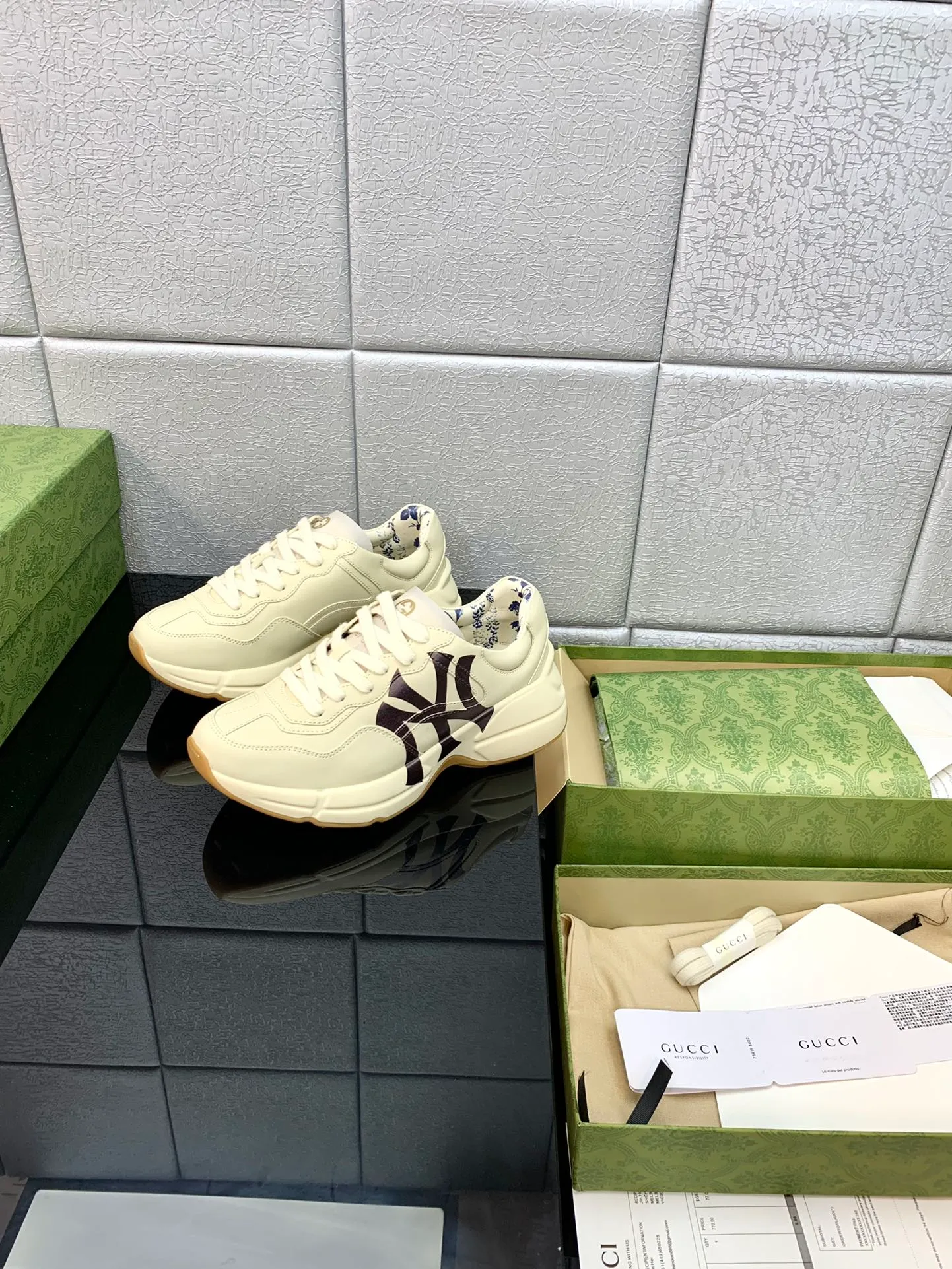 👟👟Ex-factory price 480👟👟 Gucci dad shoes for couples, distressed leather horn-shaped retro jogging shoes. The Balenciaga grandpa trend has subsided, ushering in GUCCI dad shoes, the trend leader in the fashion industry. The original shoes are molded and the original last is made by the Italian handmade foundry! [Gucci original dad shoes] Original surface: imported calfskin! Lining: Grade A hybrid lambskin! Outsole: The highest restoration sole. TPU material plus wear-resistant foam (anti-wear cushioning) ivory leather has been processed with an old-fashioned effect. The sole is 5cm high! The comfort level is excellent, killing all high-end versions on the market! Original logo outsole! 👣Size: Women’s size 35-40. Men's size 38-45. Women's heel with 🈚️logo! Men's heel with 🈶️logo!